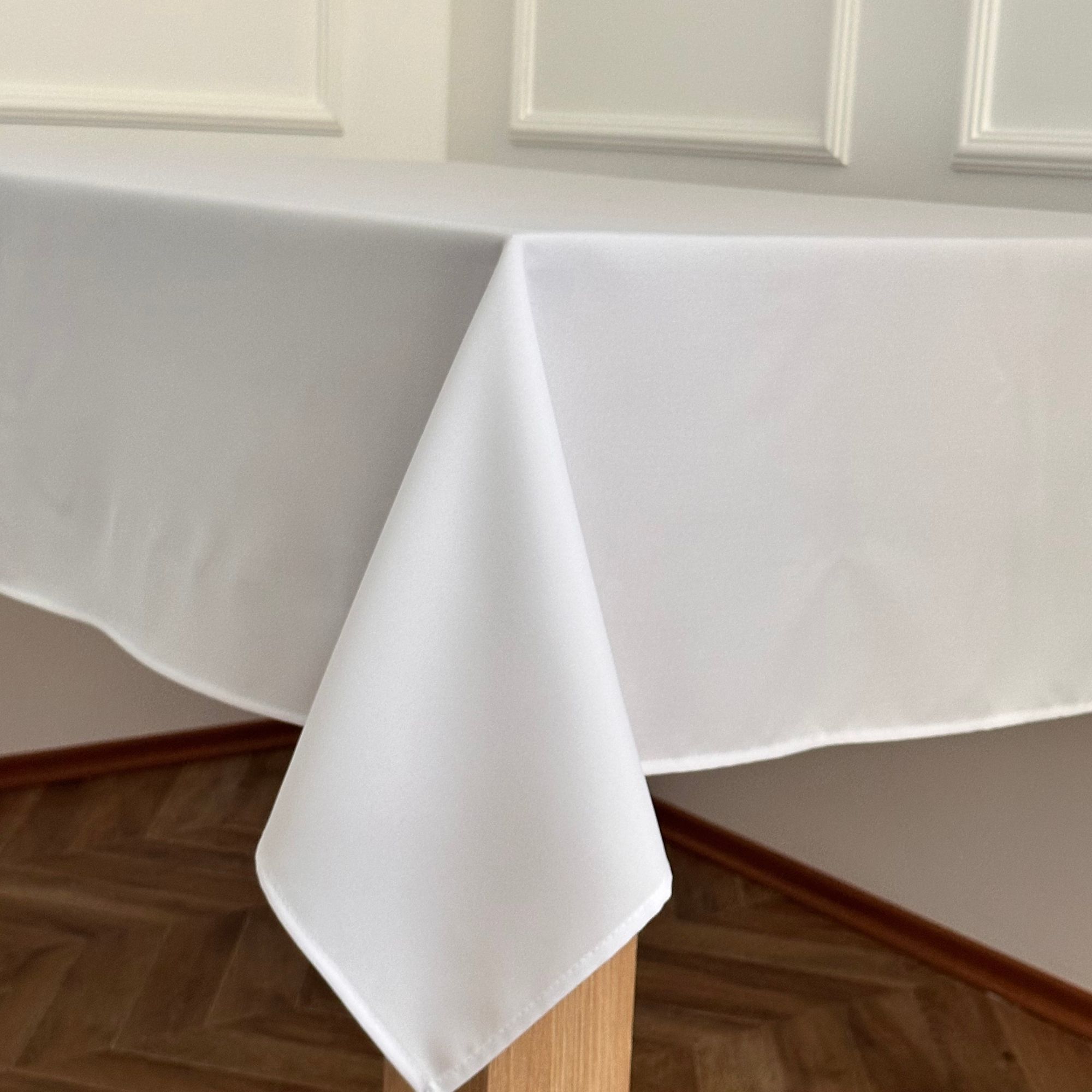 Beli stolnjak trevira